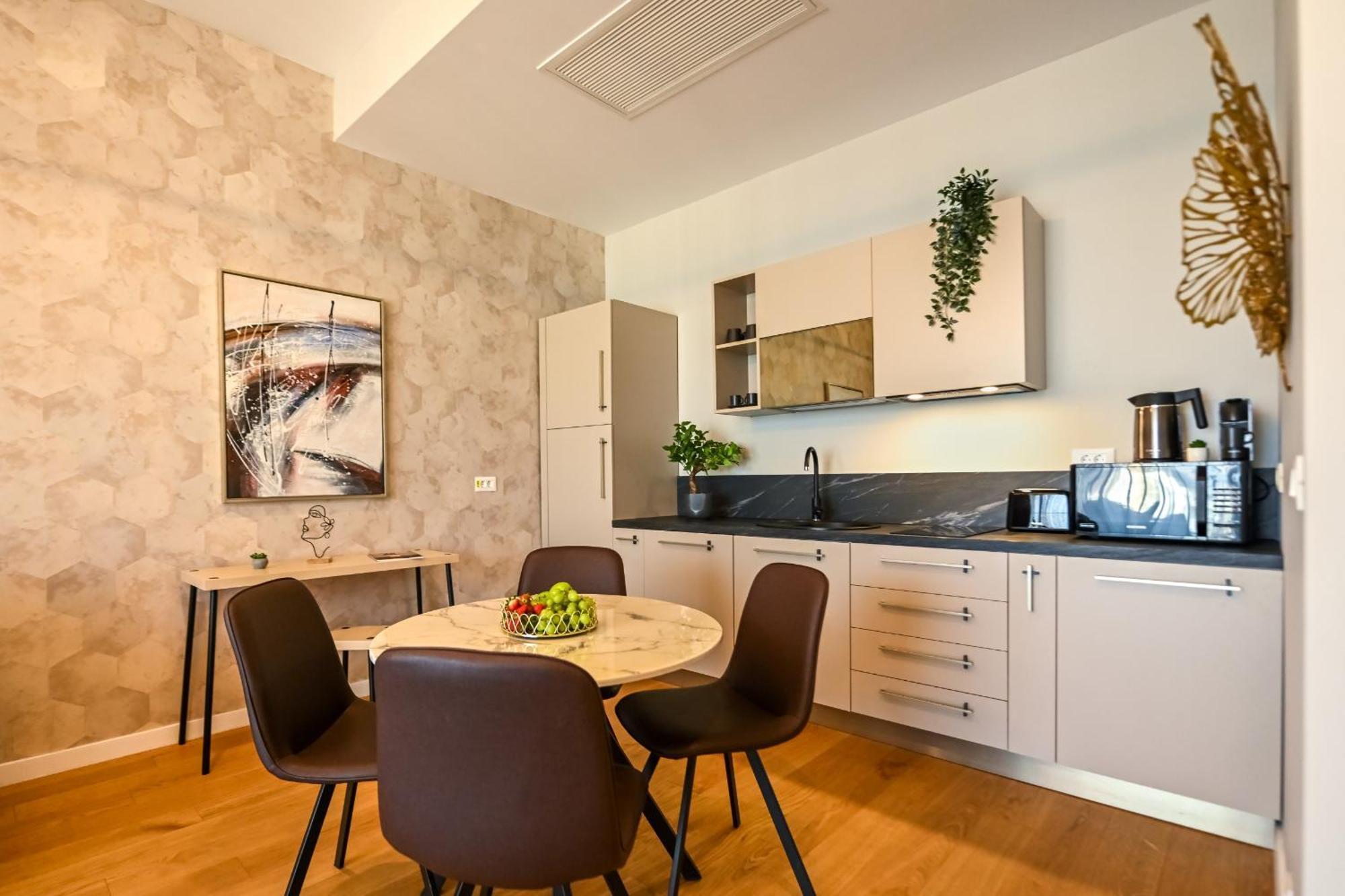 One Verdi Park Exclusive Apartments - Panoramic View & Private Parking Bukarest Exterior foto