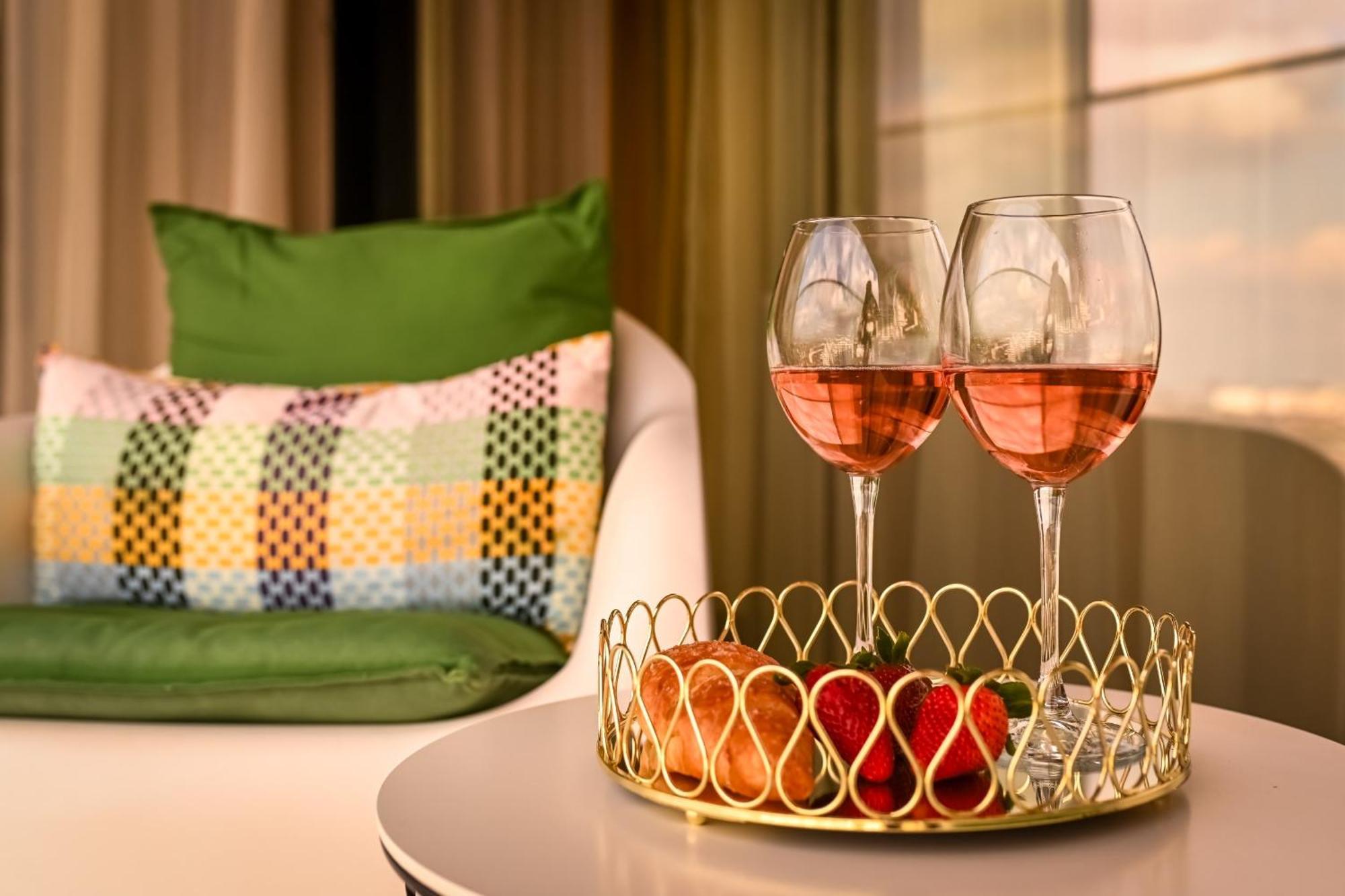 One Verdi Park Exclusive Apartments - Panoramic View & Private Parking Bukarest Zimmer foto