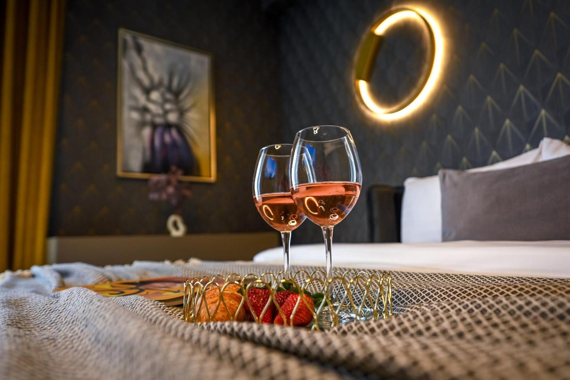 One Verdi Park Exclusive Apartments - Panoramic View & Private Parking Bukarest Zimmer foto