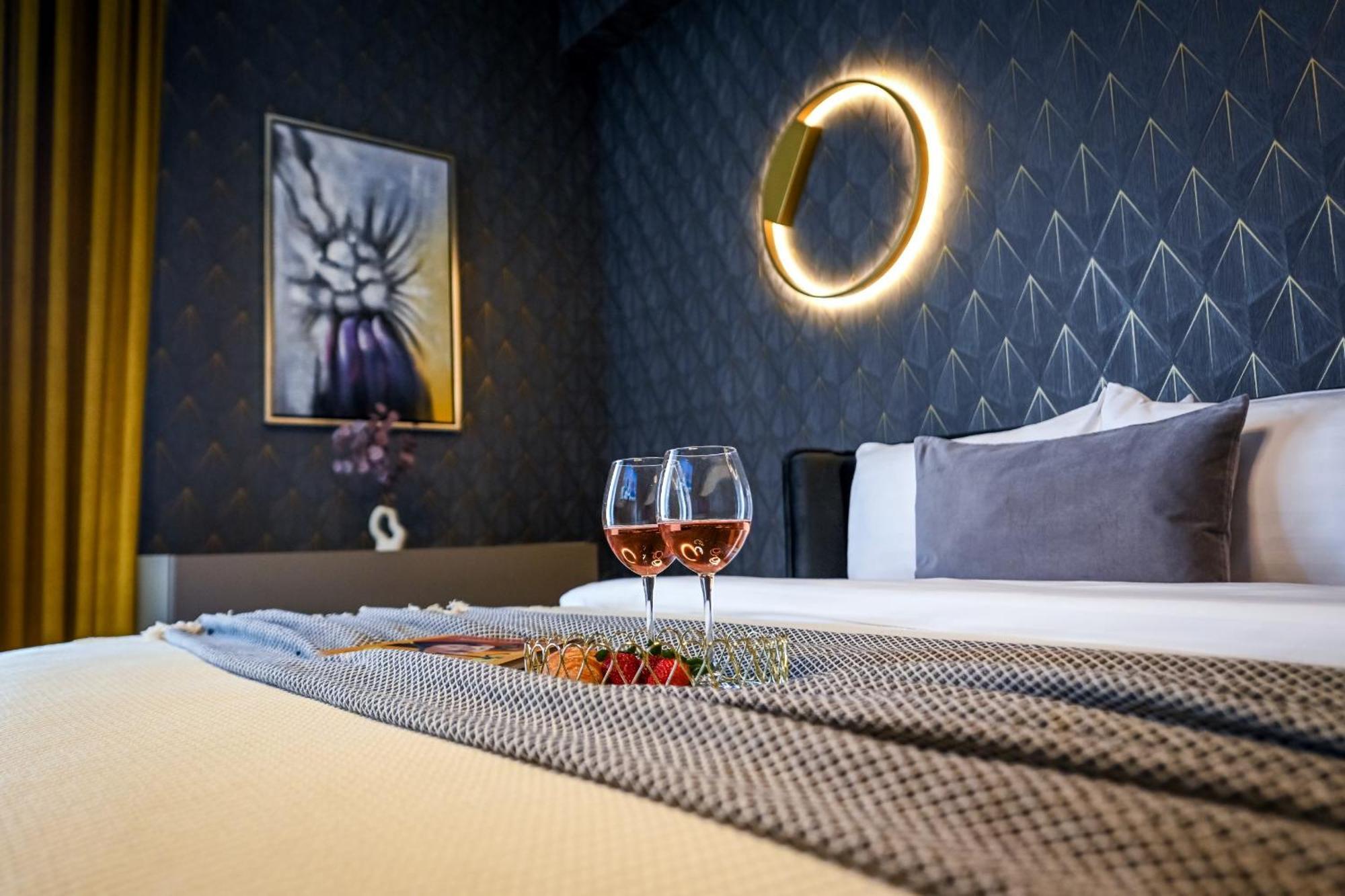 One Verdi Park Exclusive Apartments - Panoramic View & Private Parking Bukarest Zimmer foto